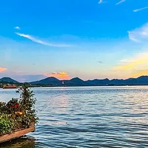 Private Hangzhou Day Tour to West Lake & Lingyin Temple