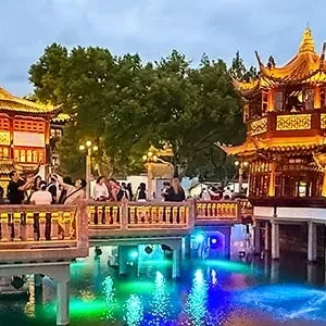 Shanghai Night Tour: Street Food & Huangpu River Cruise
